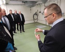 Ing. Pavel Foret ukazuje pozvaným hostům odebraný vzorek z první šarže 500kg parfémové kompozice vyrobené v novém provozu.